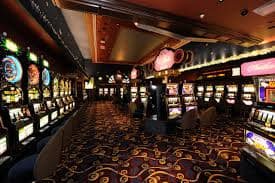 Antarmuka aplikasi mobile tajamwin menampilkan live-dealer casino dan menu sportsbook